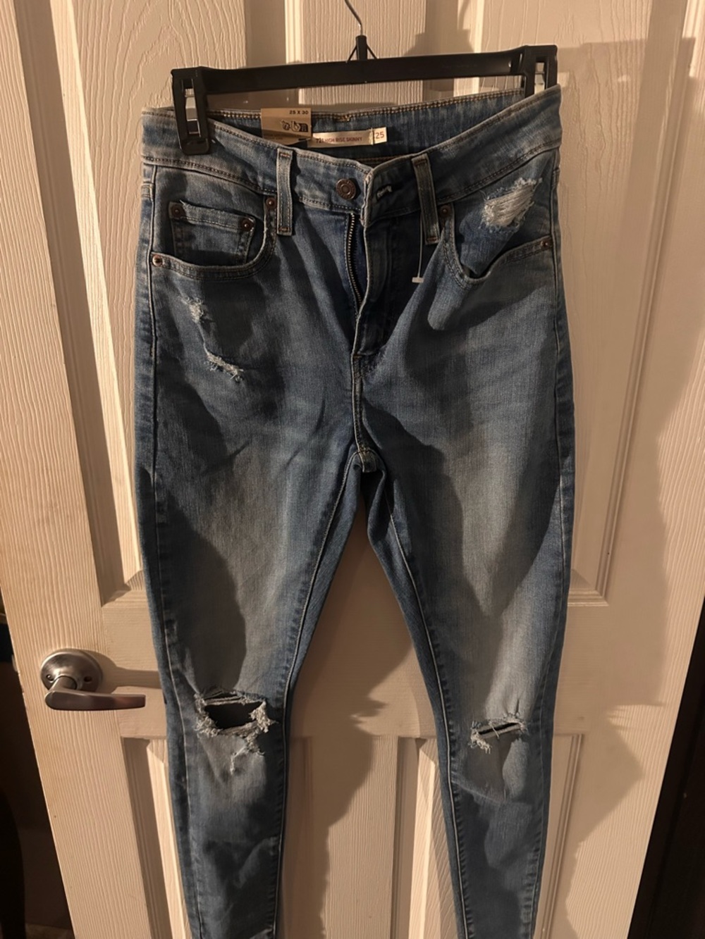 Woman’s Distressed Lev’s Blue Denim Jeans Brand new with tags